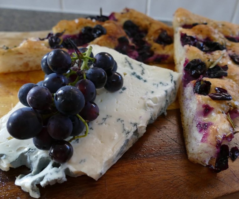 FOCACCIA CON UVETTA FRESCA E FORMAGGIO GORGONZOLA MORBIDO